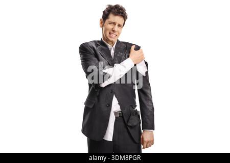 Homme malheureux avec l'épaule blessée en costume déchiré isolé sur fond blanc Banque D'Images