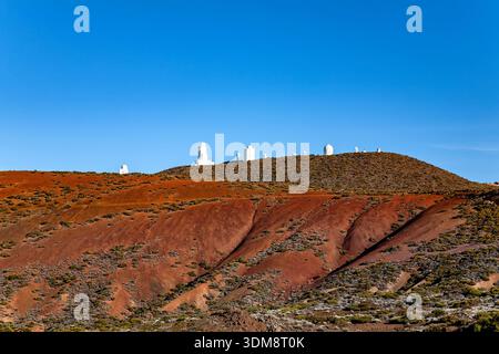 Observatoire du Teide, île de Tenerife, îles Canaries, Espagne, Europe. Télescopes de l'Observatoire du Teide sur la crête à Izaña dans Las Canadas del te Banque D'Images