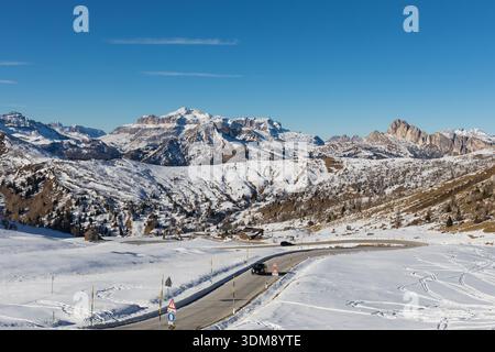 Une route sinueuse menant à Passo Giau dans les Dolomites, Italie Banque D'Images