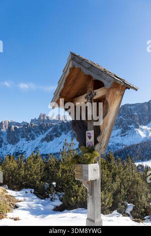 Croix crucifix en bois avec des montagnes en arrière-plan, Dolomites, Italie Banque D'Images