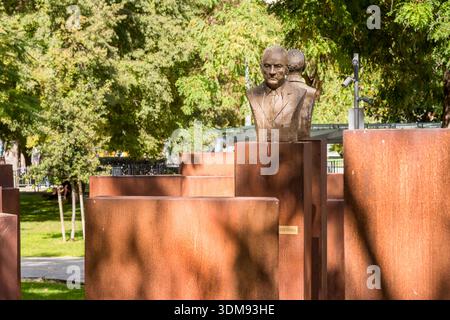 Monument commémorant Francesco Cossiga, huitième président de la République italienne, dans les jardins publics de Sassari, Sardaigne, Italie Banque D'Images