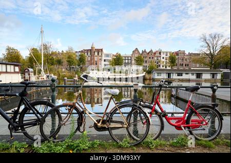 Vélos garés à une clôture le long de l'eau à Amsterdam, pays-Bas Banque D'Images