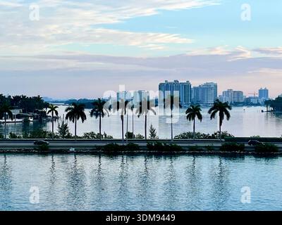 Lever du soleil dans le port de Miami depuis le bateau de croisière, Miami, Floride Banque D'Images