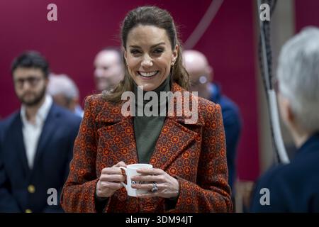 Photo du dossier datée du 03/02/26 de la Princesse de Galles lors d’une visite à Hiut Denim, une entreprise familiale basée à Cardigan, qui conçoit et fabrique des jeans haut de gamme entièrement au Royaume-Uni. Kate a publié un nouveau message vidéo personnel sincère à l'occasion de la Journée mondiale contre le cancer, disant aux personnes touchées par la maladie : "S'il vous plaît sachez que vous n'êtes pas seuls". Date d'émission : jeudi 5 février 2026. Banque D'Images
