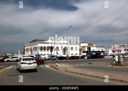 Voitures à feux de circulation scène de rue le 18 novembre dans le Sultanat de Mascate d'Oman Banque D'Images