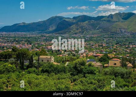 Une vue panoramique depuis la vieille ville de Ciambra de Monreale en Sicile, Italie, donnant sur la plaine de Conca d'Oro. Début de l'été. Paysage agricole vert Banque D'Images