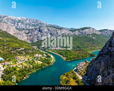 Vue aérienne du canyon de la rivière Cetina près d'omis Croatie avec des montagnes calcaires sinueuses de rivière et vallée verdoyante Banque D'Images