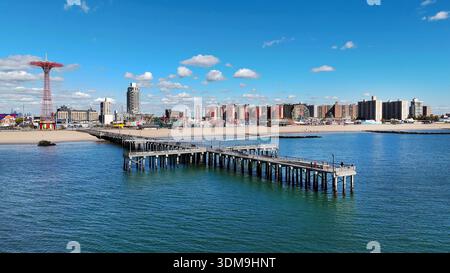 New York, États-Unis d'Amérique, 15 octobre 2025 : Coney Island Pier View avec parc d'attractions. Banque D'Images