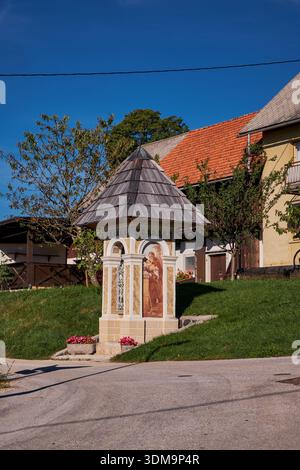 Petite chapelle dans les montagnes - Podhom, Slovénie - Alpes Banque D'Images