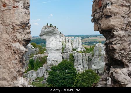Vue sur les formations rocheuses de calcaire blanc uniques encadrées par les ruines du château Banque D'Images