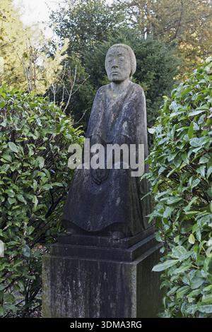 Tombe de Louise Dumont et Ernst Lindemann, sculpture d'Ernst Barlach, cimetière Nord Duesseldorf, Rhénanie-du-Nord-Westphalie, Allemagne Banque D'Images