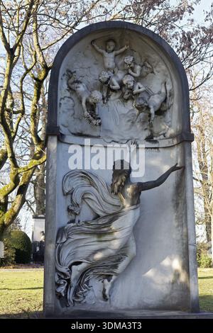 Relief grave allégorie de l'âme par Federico Fabiani, tombe historique Pasquale Faccenda, Nordfriedhof Duesseldorf, Rhénanie du Nord-Westphalie, allemand Banque D'Images
