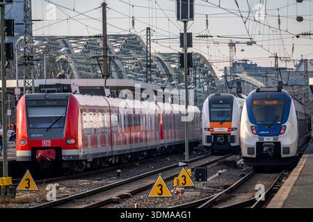 Trains régionaux à la gare de Cologne-Messe/Deutz, deuxième plus grande gare de Cologne, gare de transfert entre les transports longue distance et locaux, commerce fa Banque D'Images