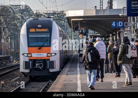 Trains régionaux à la gare de Cologne-Messe/Deutz, deuxième plus grande gare de Cologne, gare de transfert entre les transports longue distance et locaux, commerce fa Banque D'Images