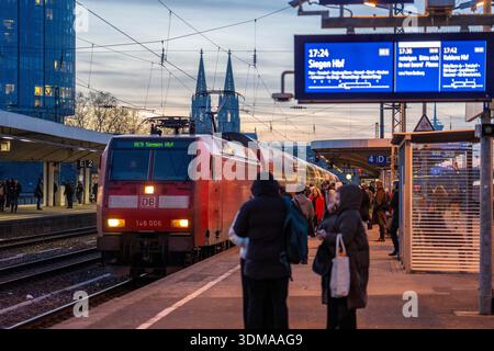 Trains longue distance et régionaux à la gare de Cologne-Messe/Deutz, la deuxième plus grande gare de Cologne, gare de transfert entre les trains longue distance et locaux Banque D'Images