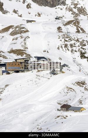 Edmund-Probst House et Hoefatsblick Station, 1932m, Nebelhorn Mountain Station, 2224m, Allgaeu Alps, Allgaeu, Bavière, Allemagne Banque D'Images