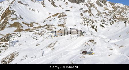 Edmund-Probst House et Hoefatsblick Station, 1932m, Nebelhorn Mountain Station, 2224m, Allgaeu Alps, Allgaeu, Bavière, Allemagne Banque D'Images