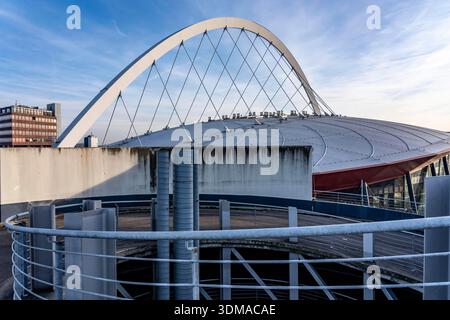 Toit avec structure de support voûtée à Lanxess Arena, Cologne Arena, salle multifonctionnelle, salle de concert à Cologne-Deutz, avec jusqu'à 20 000 places, IT i. Banque D'Images