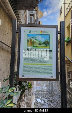 La Naumachie, un mur de briques romain avec 18 grandes niches qui abritaient autrefois des statues, un nymphée ou une citerne d'eau, Taormine, Sicile, Italie, Europe Banque D'Images