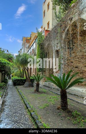 La Naumachie, un mur de briques romain avec 18 grandes niches qui abritaient autrefois des statues, un nymphée ou une citerne d'eau, Taormine, Sicile, Italie, Europe Banque D'Images
