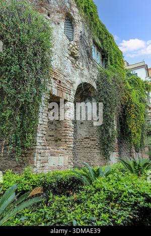 La Naumachie, un mur de briques romain avec 18 grandes niches qui abritaient autrefois des statues, un nymphée ou une citerne d'eau, Taormine, Sicile, Italie, Europe Banque D'Images