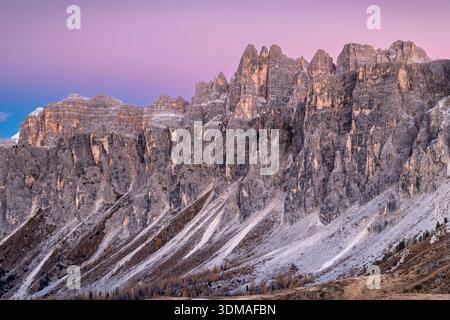 Ceinture de Vénus au-dessus de la Croda da da Lago et du massif Lastoni di formin, groupe Croda da Lago, vue depuis Passo Giau les Dolomites d'Ampezzo, Italie Banque D'Images