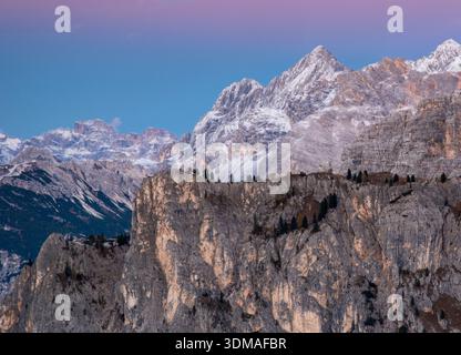 Le groupe Sorapis au crépuscule, de Passo Giau veiwpoint, les Dolomites, Italie Banque D'Images