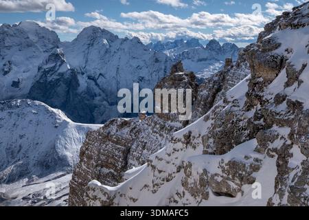 Vue de Sass Pordoi sur Passo Pordoi vers Gran Vernel et Punta Penia, le groupe Marmolada, les Dolomites, Italie, Europe Banque D'Images