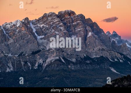 Dernière lumière sur le Monte Cristallo (3,21m) au coucher du soleil, massif de Cristallo, près de Cortina d'Ampezzo, Dolomites, Italie Banque D'Images