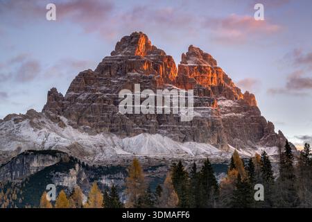 Les sommets spectaculaires de la célèbre Tre Cime di Lavaredo, près d'Auronzo di Cadore, région de Vénétie, les Dolomites, Italie Banque D'Images