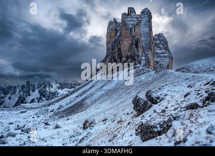 Tre Cime di Lavaredo en hiver vu de Forcella Lavaredo, les Dolomites, Province de Belluno, région de Vénétie, Italie Banque D'Images
