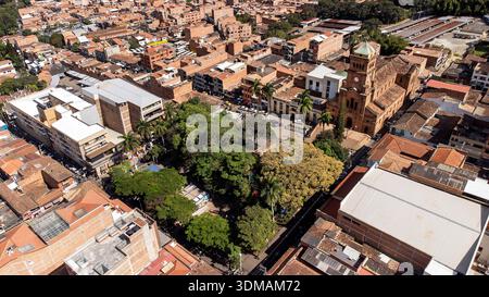 Girardota, Antioquia - Colombie. 30 décembre 2025. Vue aérienne par drone. Commune de 60 611 habitants. Banque D'Images