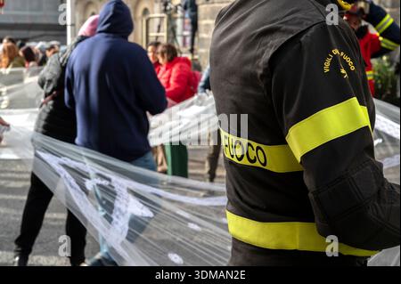 Les participants portent un long voile brodé dans le cadre de la nouvelle initiative 'tu SEI Agata' introduite pour la fête de la Sainte Agatha à Catane en 2026. Le Banque D'Images