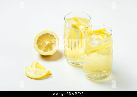 Limonade maison au citron dans deux verres sur fond blanc Banque D'Images
