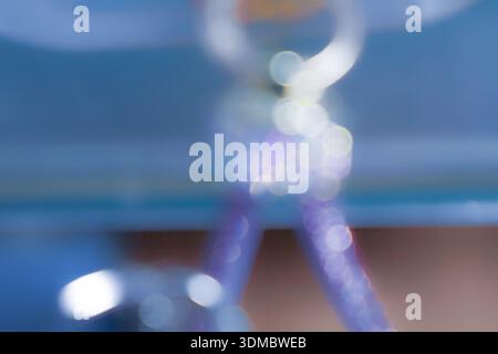 Composition abstraite rêveuse de lumières bokeh floues vibrantes dans plusieurs teintes, adaptées au design, au papier peint et aux projets créatifs. Banque D'Images