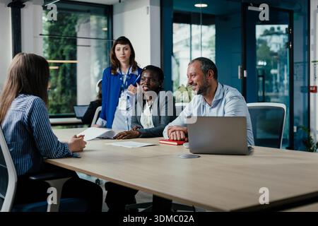 Les gens d'affaires ayant un entretien d'embauche ou une réunion dans un bureau moderne Banque D'Images