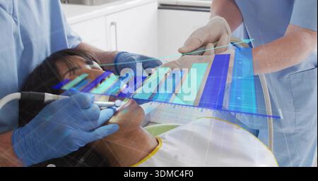 Femme menteuse obtenant des soins dentaires à la clinique dentaire, le personnel bleuté ganté utilisant la pièce à main, hologramme Banque D'Images