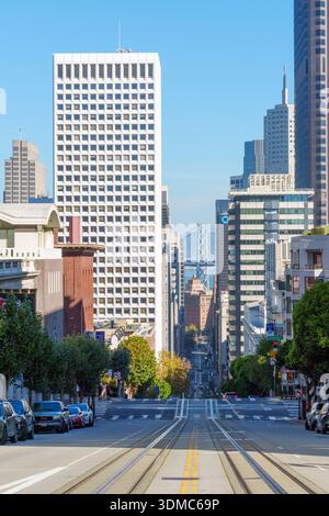Vue le long de California Street avec le San FranciscoCOakland Bay Bridge au loin, San Francisco, Californie, États-Unis. Banque D'Images