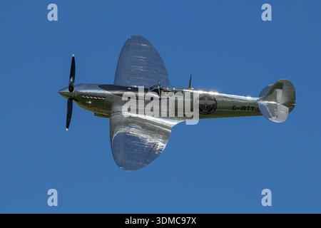 L'avion de chasse classique de la seconde Guerre mondiale, le Vickers Supermarine Spitfire LF1X L'emblématique Spitfire argenté Banque D'Images