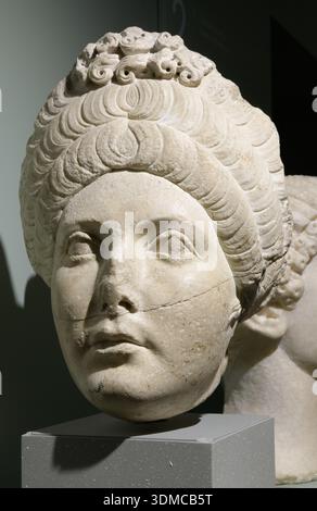 Tête en marbre d'une femme romaine ou impératrice avec coiffure élaborée, 2ème siècle après JC. Musée archéologique national d'Aquilée, Italie. Sculpture ancienne Banque D'Images