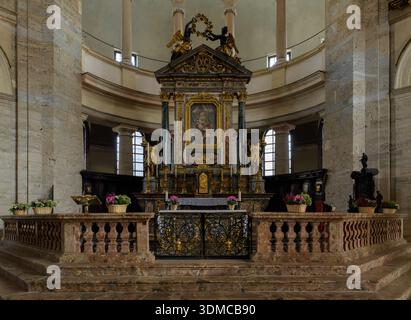Maître-autel de la Basilique de San Lorenzo (Basilica di San Lorenzo Maggiore), Milan, Italie. Intérieur baroque avec marbre, statues et peinture. Banque D'Images