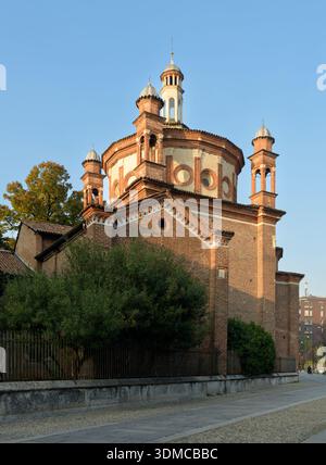Chapelle Portinari (Cappella Portinari) à la Basilica di Sant'Eustorgio à Milan, Italie. Architecture Renaissance avec lanterne et tours. Banque D'Images