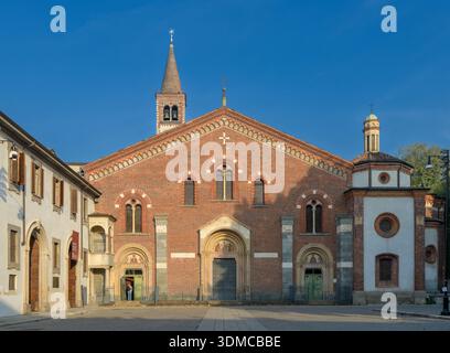 Extérieur de la Basilique de Sant'Eustorgio (Basilica di Sant'Eustorgio) à Milan, Italie. Ancienne façade romane et gothique en briques avec chapelle Portinari. Banque D'Images