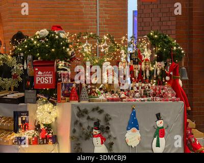 Poznan, Pologne - 18 novembre 2025 : marché festif stand plein de figurines de casse-noix, boîte de poste du Père Noël, et lumières vives pour le shopping de vacances Banque D'Images