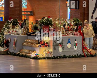 Poznan, Pologne - 18 novembre 2025 : le marché de Noël intérieur propose diverses décorations de vacances, des casse-noix, des gnomes et divers cadeaux saisonniers Banque D'Images