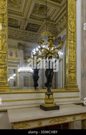 Candélabre figuratif en bronze patiné et doré (peut-être de Rmond ou Clodion) dans la salle du trône, Palais Royal de Turin, Italie. Banque D'Images