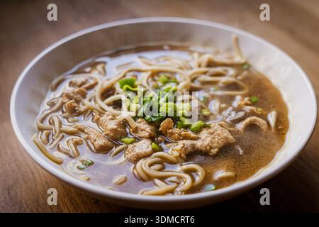 soupe de poulet chinoise maison avec nouilles et ciboulette dans le bol gros plan Banque D'Images