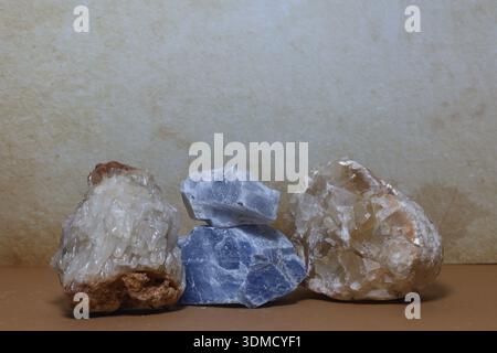 cristaux de calcite crue dans des teintes bleues douces, ambrées et transparentes, photographiées sur une surface propre. Idéal pour la géologie ou les thèmes de guérison. Banque D'Images