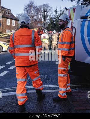 Les secouristes assistent à un incendie dans la ville prospère de Hampstead à Londres. Banque D'Images