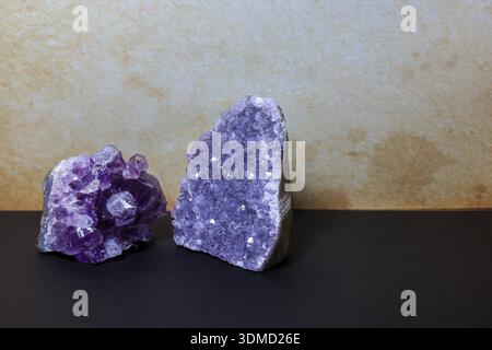 Améthyste Geode et Druzy Crystal paire Banque D'Images